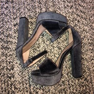 🖤Dark Grey Chinese Laundry Heels🖤